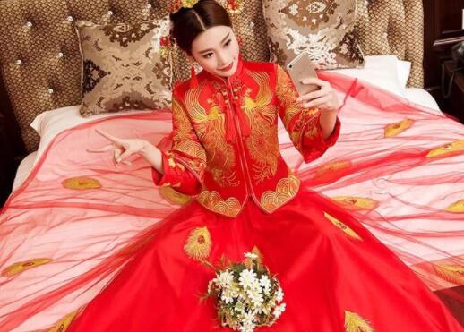 中式婚礼穿的衣服叫什么 中式婚礼凤冠霞帔大概多少钱(图4) 中式婚礼穿的衣服叫什么 中式婚礼凤冠霞帔大概多少钱(图4)