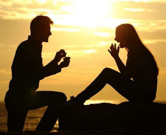 如何求婚才浪漫 求婚钻戒一般多少钱合适(图4) 如何求婚才浪漫 求婚钻戒一般多少钱合适(图4)
