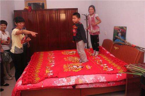 结婚抱被子有什么讲究 结婚被子颜色忌讳会有哪些(图3) 结婚抱被子有什么讲究 结婚被子颜色忌讳会有哪些(图3)