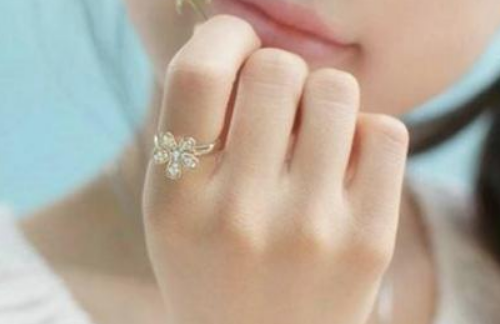 右手食指带戒指是什么意思 女人右手中指带戒指能追吗(图4) 右手食指带戒指是什么意思 女人右手中指带戒指能追吗(图4)