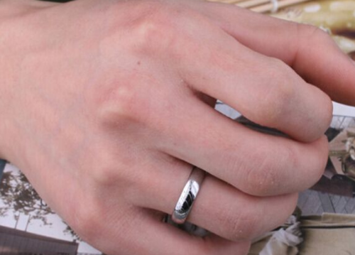 未婚戒指戴哪个手指男 男士戴什么戒指好看(图2) 未婚戒指戴哪个手指男 男士戴什么戒指好看(图2)