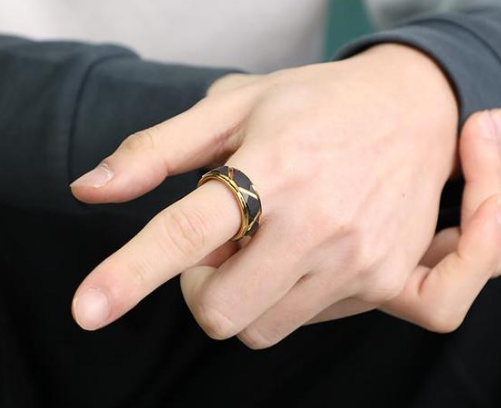 未婚戒指戴哪个手指男 男士戴什么戒指好看(图4) 未婚戒指戴哪个手指男 男士戴什么戒指好看(图4)