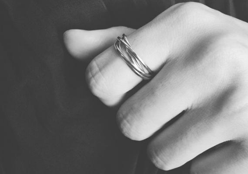 未婚戒指戴哪个手指男 男士戴什么戒指好看