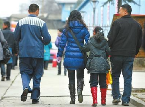 老公坐牢了怎么办离婚 老公在服刑孩子判给谁(图2) 老公坐牢了怎么办离婚 老公在服刑孩子判给谁(图2)
