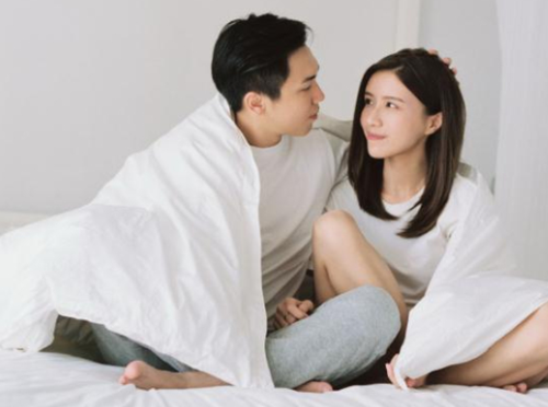 闷骚男喜欢什么样的女人 闷骚男生喜欢女生的表现有哪些