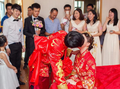 闹洞房的四言八句怎么说 闹洞房的玩法有哪些(图3) 闹洞房的四言八句怎么说 闹洞房的玩法有哪些(图3)