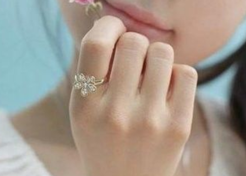 手指带戒指的含义怎么说 男女生在佩戴戒指上有什么区别(图3) 手指带戒指的含义怎么说 男女生在佩戴戒指上有什么区别(图3)