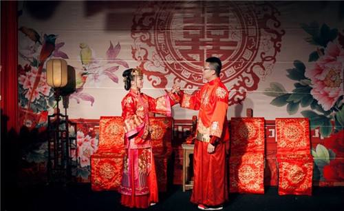 新娘穿的衣服叫什么 新娘如何挑选适合自己的婚纱(图2) 新娘穿的衣服叫什么 新娘如何挑选适合自己的婚纱(图2)