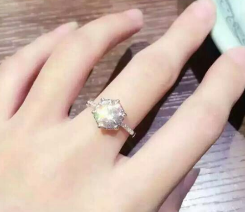 订婚戒指买多少钱合适 一般订婚买金戒指还是钻戒(图2)
