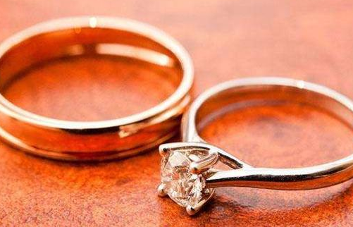 订婚戒指买多少钱合适 一般订婚买金戒指还是钻戒