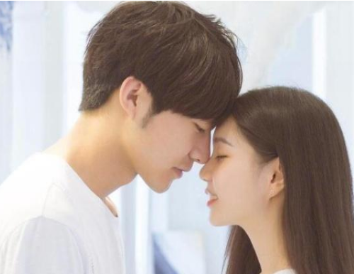 怎么暗示女生喜欢她 和喜欢的女孩子怎么找话题聊天