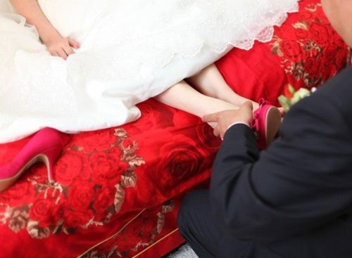 结婚穿鞋有什么讲究 结婚婚鞋选什么颜色的好(图4) 结婚穿鞋有什么讲究 结婚婚鞋选什么颜色的好(图4)