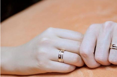 已婚可以在食指戴戒指吗 已婚女士戒指怎么戴(图1) 已婚可以在食指戴戒指吗 已婚女士戒指怎么戴(图1)