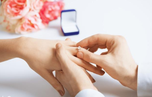 已婚可以在食指戴戒指吗 已婚女士戒指怎么戴(图2) 已婚可以在食指戴戒指吗 已婚女士戒指怎么戴(图2)