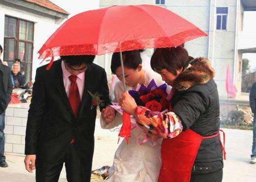 结婚红伞买一对还是一把 结婚的红伞怎么处理(图3) 结婚红伞买一对还是一把 结婚的红伞怎么处理(图3)