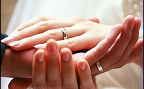 男生订婚戒指戴哪个手指 男生订婚戒指该谁买(图2) 男生订婚戒指戴哪个手指 男生订婚戒指该谁买(图2)