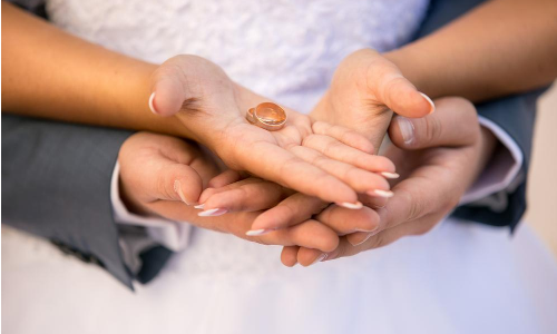 男生订婚戒指戴哪个手指 男生订婚戒指该谁买(图3) 男生订婚戒指戴哪个手指 男生订婚戒指该谁买(图3)