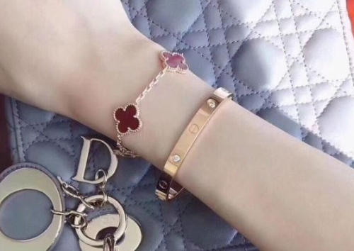 女人右手腕适合戴什么 女人两个手腕都带东西可以吗(图2) 女人右手腕适合戴什么 女人两个手腕都带东西可以吗(图2)