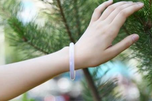 女人右手腕适合戴什么 女人两个手腕都带东西可以吗(图4) 女人右手腕适合戴什么 女人两个手腕都带东西可以吗(图4)