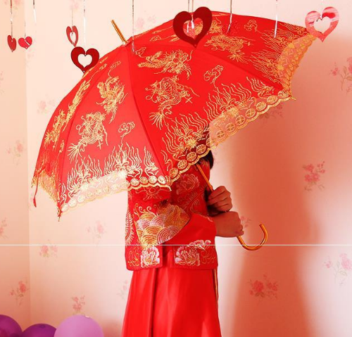 结婚为什么要打红色伞 结完婚红伞可以丢吗(图2) 结婚为什么要打红色伞 结完婚红伞可以丢吗(图2)