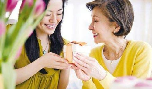 第一次见未来婆婆应该送什么 交往到什么程度见家长(图2) 第一次见未来婆婆应该送什么 交往到什么程度见家长(图2)