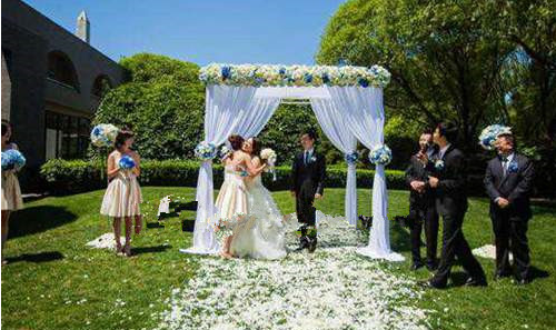 草坪婚礼策划方案流程有哪些 办一场草坪婚礼多少费用(图1) 草坪婚礼策划方案流程有哪些 办一场草坪婚礼多少费用(图1)