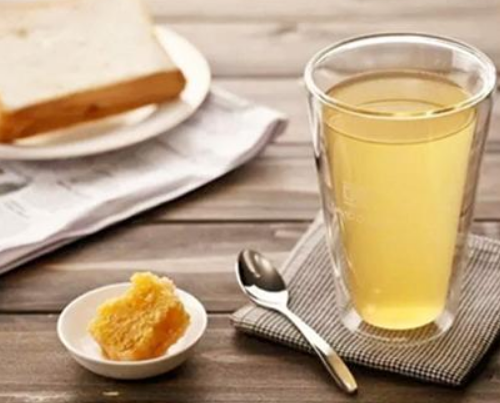 哺乳期喝蜂蜜对宝宝有影响吗 喝蜂蜜水对奶水有影响吗(图1) 哺乳期喝蜂蜜对宝宝有影响吗 喝蜂蜜水对奶水有影响吗(图1)