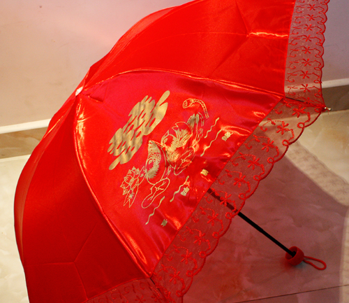 结婚打红伞是什么意思 结婚的红伞怎么处理(图2) 结婚打红伞是什么意思 结婚的红伞怎么处理(图2)