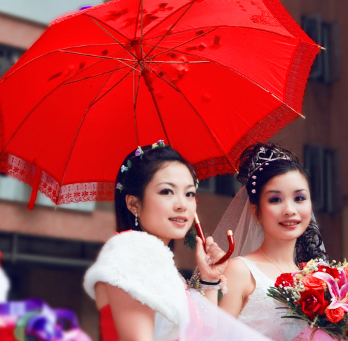 结婚打红伞是什么意思 结婚的红伞怎么处理(图1) 结婚打红伞是什么意思 结婚的红伞怎么处理(图1)
