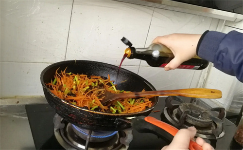 买电磁炉带的锅能不能用明火炒菜?