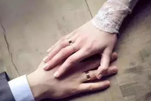戒指为什么要戴在无名指上 结婚戒指必须戴在无名指上吗(图1) 戒指为什么要戴在无名指上 结婚戒指必须戴在无名指上吗(图1)
