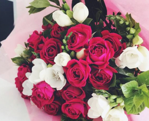 结婚纪念日送什么鲜花 结婚纪念日送多少支花好(图1) 结婚纪念日送什么鲜花 结婚纪念日送多少支花好(图1)