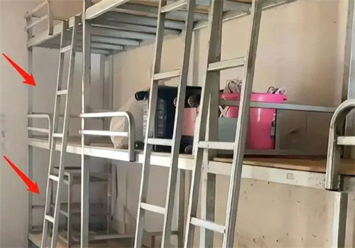 新生入学为选床铺发愁，第一次见到有中铺的宿舍，学生们该如何选择？