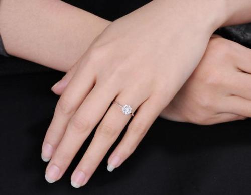 结婚戒指男女应该戴哪只手 订婚戒指和结婚戒指怎么戴(图1) 结婚戒指男女应该戴哪只手 订婚戒指和结婚戒指怎么戴(图1)