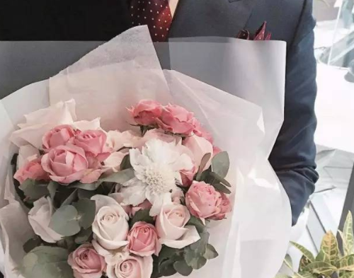 八朵玫瑰花代表什么意思 送花的技巧有哪些(图3) 八朵玫瑰花代表什么意思 送花的技巧有哪些(图3)