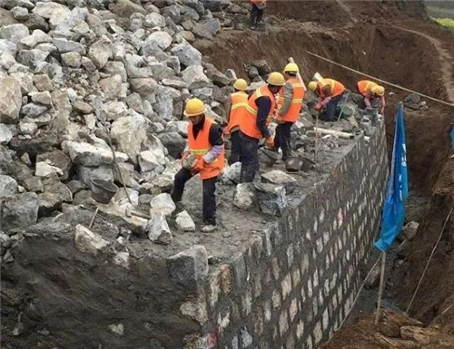 7米高挡土墙单面模板加固需注意什么(图2) 7米高挡土墙单面模板加固需注意什么(图2)