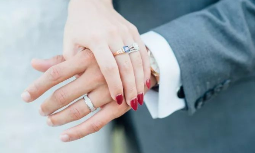 女生订婚戒指戴在哪只手 订婚和结婚戒指要分开买吗(图1) 女生订婚戒指戴在哪只手 订婚和结婚戒指要分开买吗(图1)