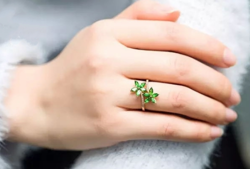 女生订婚戒指戴在哪只手 订婚和结婚戒指要分开买吗(图4) 女生订婚戒指戴在哪只手 订婚和结婚戒指要分开买吗(图4)