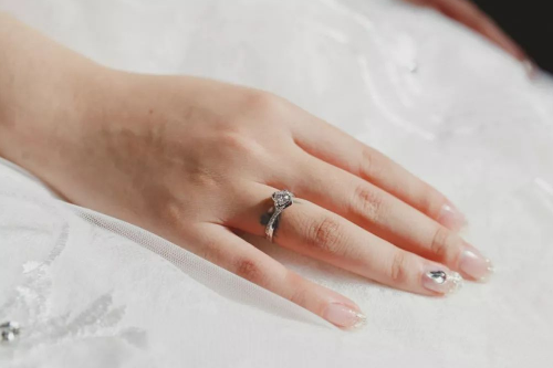 已婚戒指应该戴在哪个手指女 十个手指戴戒指的意义有哪些(图2) 已婚戒指应该戴在哪个手指女 十个手指戴戒指的意义有哪些(图2)