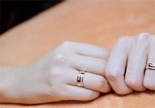 女生右手中指戴戒指代表什么 女生右手戴戒指代表什么(图1) 女生右手中指戴戒指代表什么 女生右手戴戒指代表什么(图1)