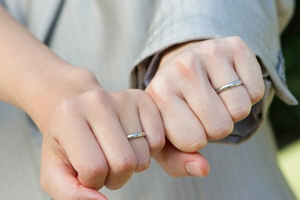 十指戴戒指分别什么意思 女生结婚戒指戴左手还是右手(图1) 十指戴戒指分别什么意思 女生结婚戒指戴左手还是右手(图1)