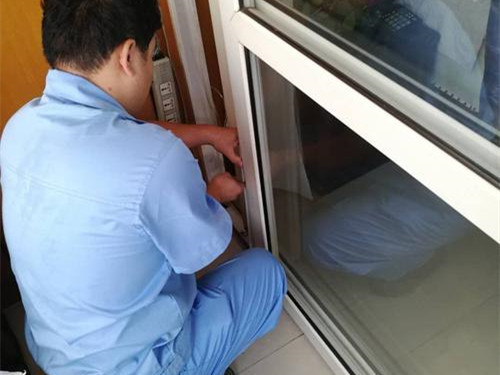 淋浴房移门滑轮更换需注意什么(图4) 淋浴房移门滑轮更换需注意什么(图4)