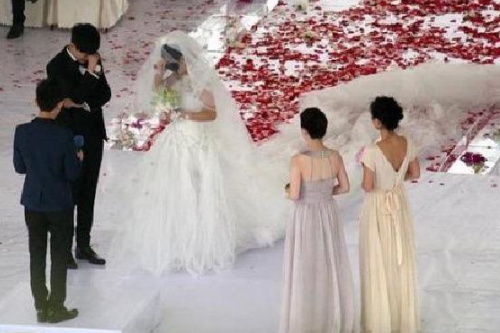 什么人不能参加婚礼 参加婚礼会不会影响运气(图1) 什么人不能参加婚礼 参加婚礼会不会影响运气(图1)