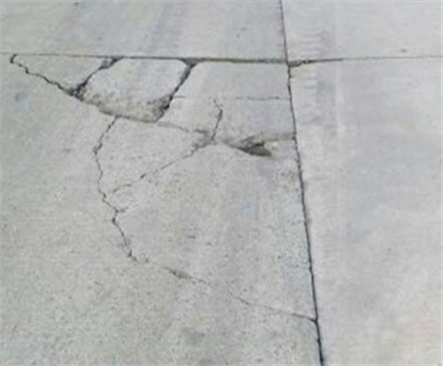 水泥路面快速修补方式 水泥路面修补料如何调配(图1) 水泥路面快速修补方式 水泥路面修补料如何调配(图1)