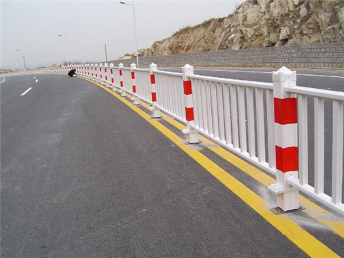 公路换护栏1公里人工费 公路护栏安装注意事项(图1) 公路换护栏1公里人工费 公路护栏安装注意事项(图1)