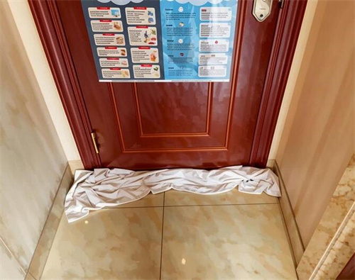 门底下缝太大用什么堵(图2) 门底下缝太大用什么堵(图2)