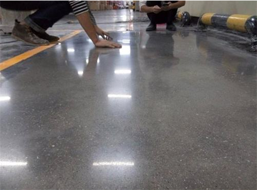 固化剂地坪施工流程 固化剂施工中的注意事项 (图3) 固化剂地坪施工流程 固化剂施工中的注意事项 (图3)