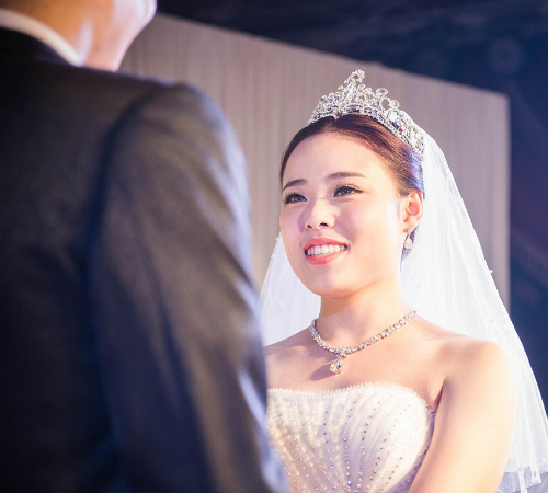 婚礼上后妈上台吗 法律上后妈该不该叫妈(图1) 婚礼上后妈上台吗 法律上后妈该不该叫妈(图1)