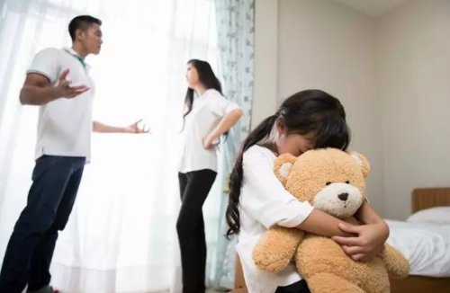 爸爸妈妈吵架怎么办 父母经常吵架孩子会抑郁吗(图3) 爸爸妈妈吵架怎么办 父母经常吵架孩子会抑郁吗(图3)