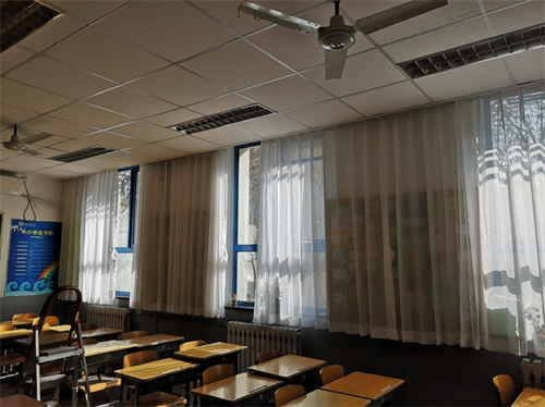 学校教室买窗帘,学生要出钱吗?(图1) 学校教室买窗帘,学生要出钱吗?(图1)